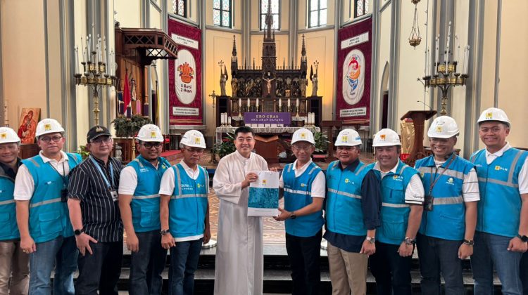 Dalam kunjungan ke Gereja Katedral Santa Maria d Direktur Distribusi PLN, Adi Priyanto dan General Manager PLN UID Jakarta Raya, beserta manajemen PLN UID Jakarta Raya disambut hangat oleh Romo Yohanes Deodatus SJ. (Foto: ist)