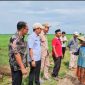 pejabat Pemkab Tangerang sedang berbincang dengan petani bawang merah. (Foto: Ist)