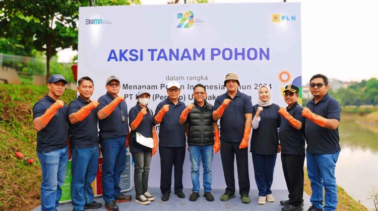 Foto bersama Aksi Tanam Pohon PLN Unit Induk Distribusi Jakarta Raya bersama Pemerintah Provinsi DKI Jakarta di Waduk Brigif, Jakarta Selatan. (Foto : ist)