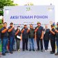 Foto bersama Aksi Tanam Pohon PLN Unit Induk Distribusi Jakarta Raya bersama Pemerintah Provinsi DKI Jakarta di Waduk Brigif, Jakarta Selatan.
