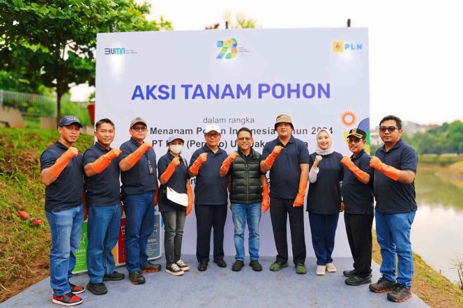 
					Foto bersama Aksi Tanam Pohon PLN Unit Induk Distribusi Jakarta Raya bersama Pemerintah Provinsi DKI Jakarta di Waduk Brigif, Jakarta Selatan. (Foto : ist)