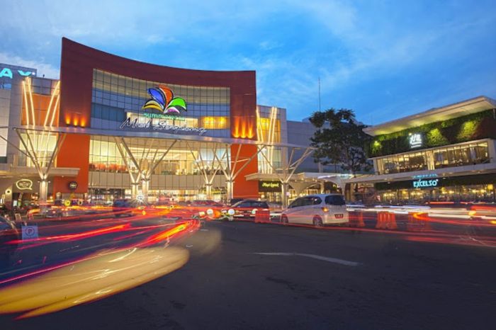 Tempat parkir luas dan aman di mall Tangerang Selatan