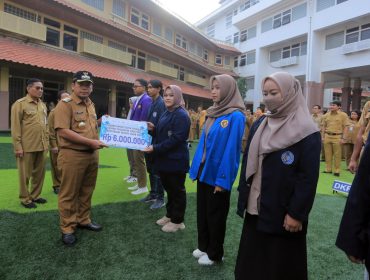 Simbolis pemberian Bansos oleh DR Nurdin PJ Walikota Tangerang (foto : ist)