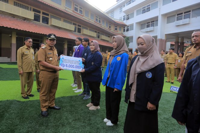 
					Simbolis pemberian Bansos oleh DR Nurdin PJ Walikota Tangerang (foto : ist)