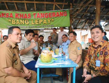 Menteri Perumahan dan Kawasan Pemukiman (PKP) Maruarar Sirait dan Menteri Dalam Negeri Muhammad Tito Karnavian bersama jajaran pemerintah Kota Tangerang ketika mencoba Laksa khas Tangerang (foto : ist)