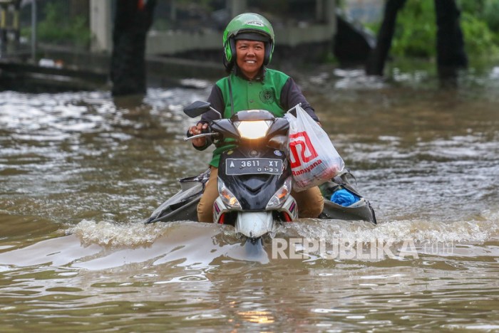 Walikota tangerang tinjau banjir