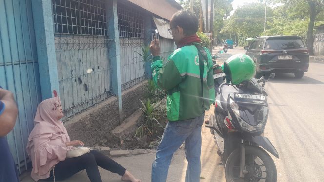 
					Wanita Paruh Baya Tergelincir Hingga Alami Luka-luka Gegara Jalan Berlubang Bekas Galian di Karawaci