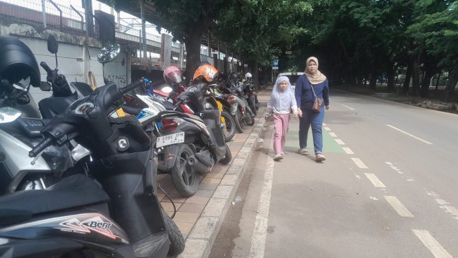 
					Miris, Parkir Liar di Dekat Stasiun Batuceper Pindah ke Trotoar