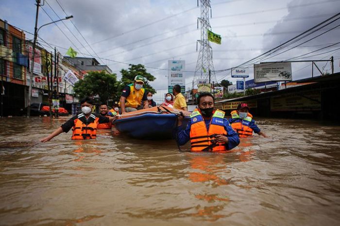 Floods flooding disasters thousands banjir sedang menerjang anaknya menggendong ayah seorang their worst bencana manusia alam disebabkan flooded associated flee