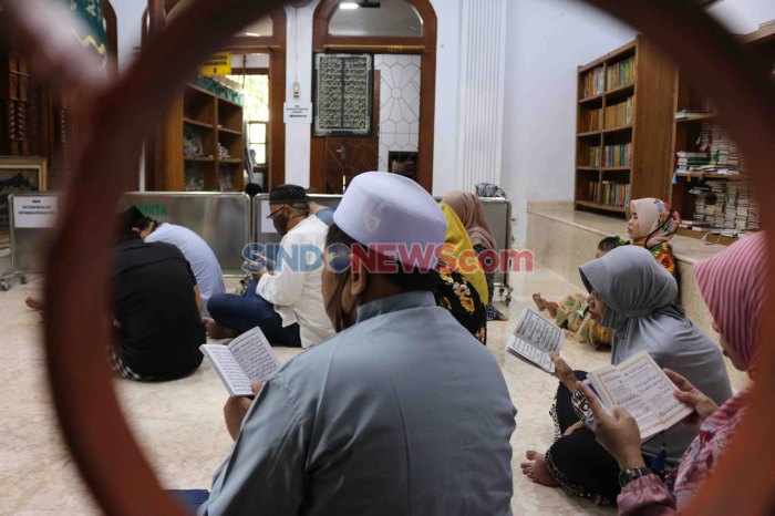 Makam luar muharram batang peziarah padati husein habib melakukan tangan ramai masker sabun