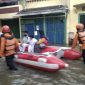 Slammed floods monsoon ciledug officers tangerang evacuate indah banten antara fauzan caused