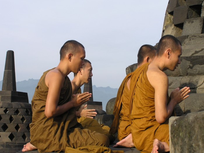 Penyebab kemunduran kerajaan hindu budha di indonesia