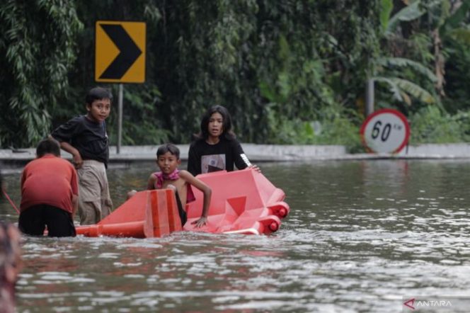 
					Banjir Tol Tangerang ke Jakarta Ancaman dan Solusi