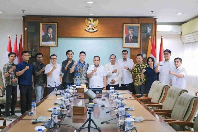 
					Pj Wali Kota Tangerang Dr Nurdin bersama Pegiat Lingkungan membahas persiapan kegiatan Plogging dan Bebersih Cisadane pada rangkaian kegiatan HUT Kota Tangerang ke-32. (Foto: ist)