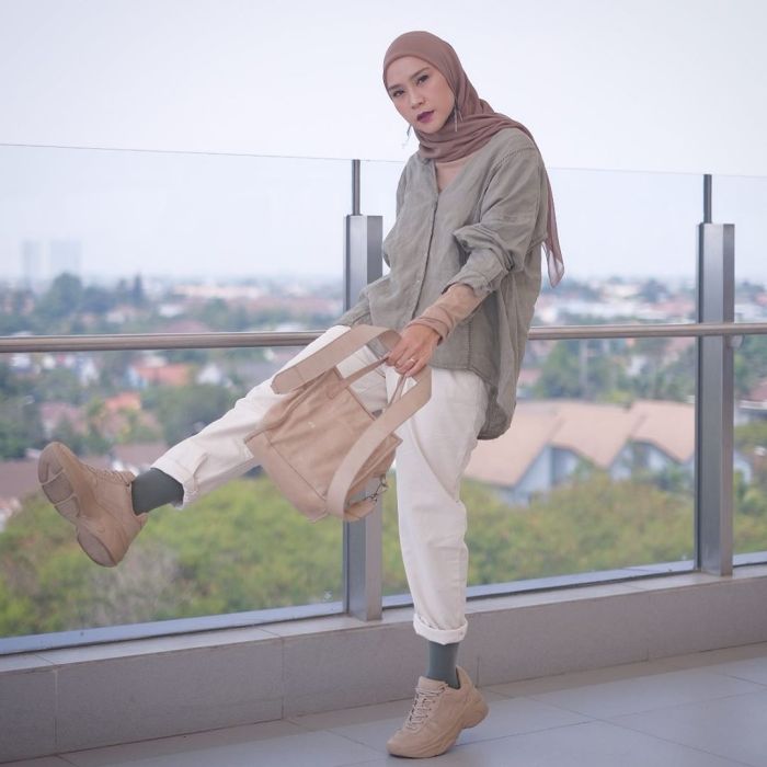 Baju coklat muda cocok dengan jilbab warna apa