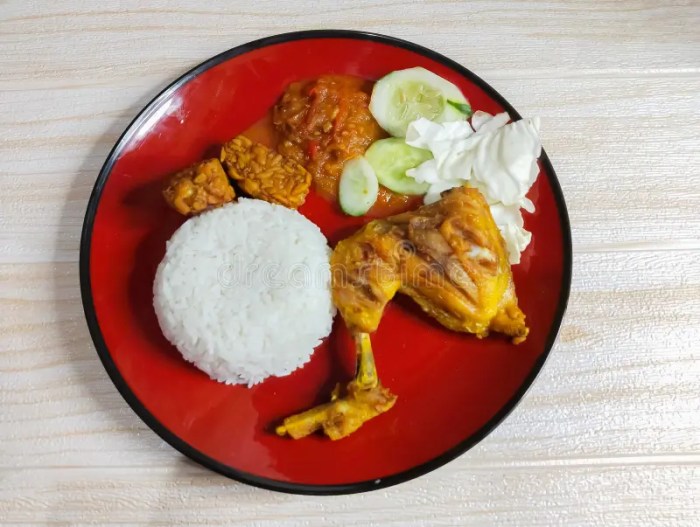 Nasi uduk dan ayam goreng mat lengket