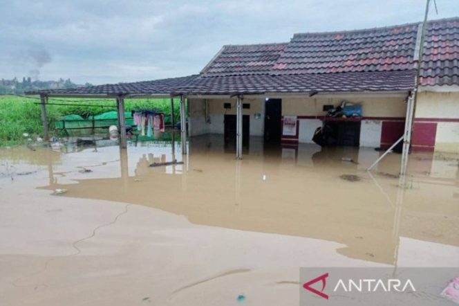 
					Walikota Tangerang Tinjau Lokasi Banjir