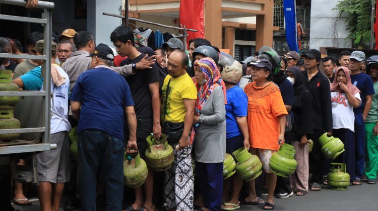 Antrian Gas Elpiji 3 Kg (foto : Ist)
