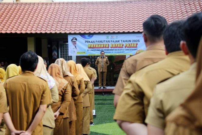 
					Wakil Wali Kota Tangerang, H. Maryono Hasan, memimpin apel pegawai di Lapangan Apel Pusat Pemerintahan Kota Tangerang (foto : ist)