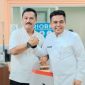 R. Rizal Ridolloh & Irman Pujahendra saling jabat tangan dalam lepas sambut Kepala Dinas Kependudukan Kota Tangerang (foto : Alwi)