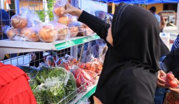 Warga Bebelanja di Gerai Gerakan Pangan Murah  (foto : ist)