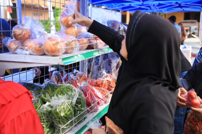 
					Warga Bebelanja di Gerai Gerakan Pangan Murah  (foto : ist)