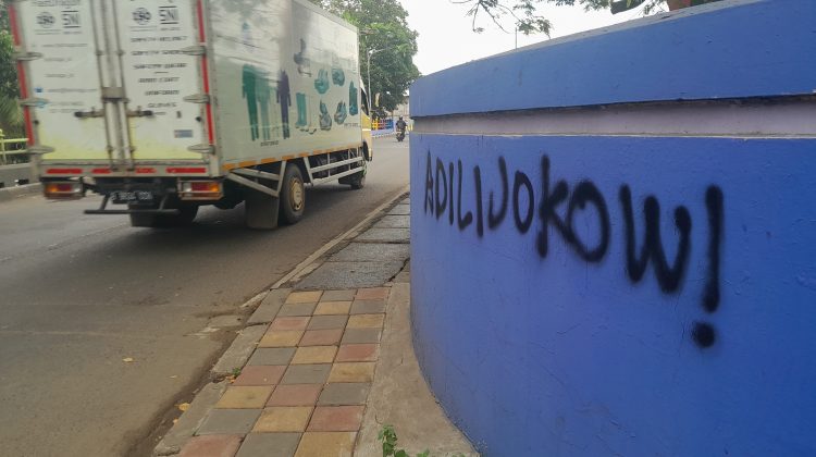 Vandalisme Coretan “Adili Jokowi” Muncul di Kota Tangerang