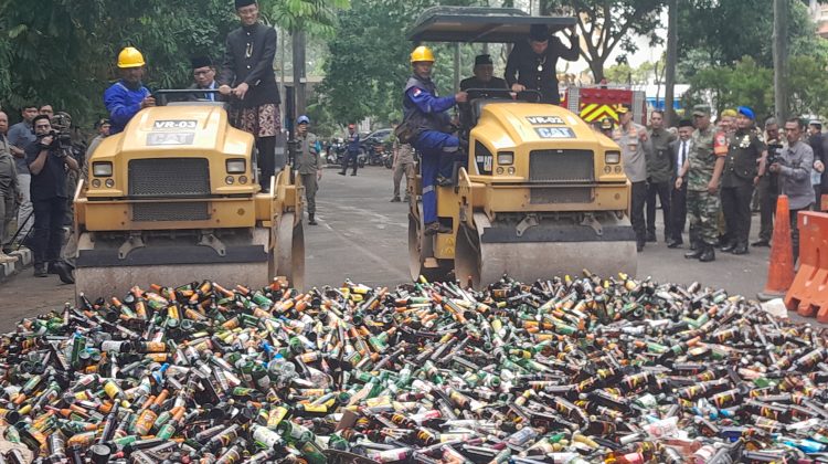 HUT ke-32, Pemkot Tangerang Musnahkan Ribuan Botol Miras