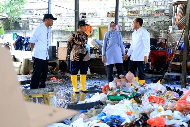 Pj Walikota Tangerang, Dr. Nurdin bersama Dinas Lingkungan Hidup Kota Tangerang dalam peninjauan pengelolaan sampah (foto : ist)