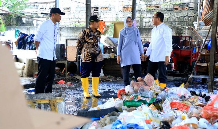 Pj Walikota Tangerang, Dr. Nurdin bersama Dinas Lingkungan Hidup Kota Tangerang dalam peninjauan pengelolaan sampah (foto : ist)