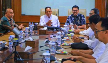 Penjabat (Pj) Wali Kota Lhokseumawe, A. Hanan (kanan) dan rombongan diterima langsung oleh Pj Wali Kota Tangerang, Dr. Nurdin (kiri) dalam Kunker mengadopsi  Inovasi PBG 10 Jam Kota Tangerang (foto : ist) 
