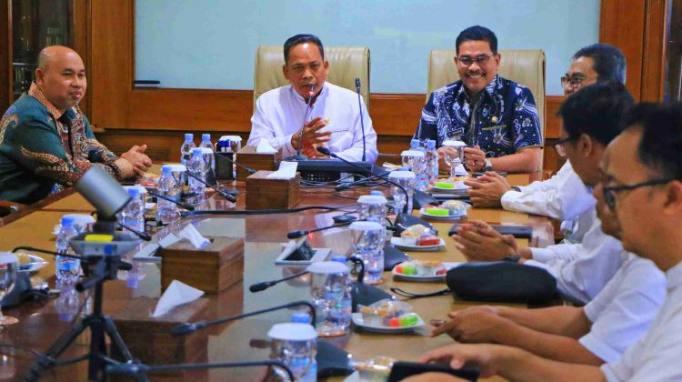 Penjabat (Pj) Wali Kota Lhokseumawe, A. Hanan (kanan) dan rombongan diterima langsung oleh Pj Wali Kota Tangerang, Dr. Nurdin (kiri) dalam Kunker mengadopsi Inovasi PBG 10 Jam Kota Tangerang (foto : ist)