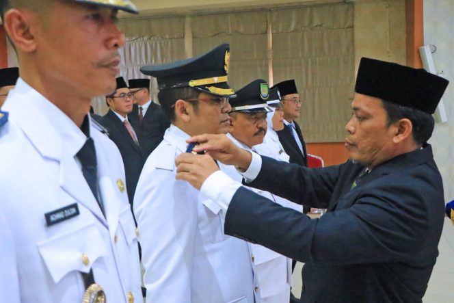 
					Pj Walikota Dr Nurdin saat melantik (foto : ist)