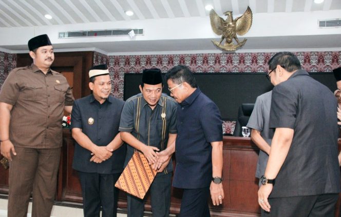 
					Sachrudin - Maryono bersama DPRD Kota Tangerang dan Pj Walikota (foto :ist)