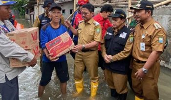 Dinas Sosial (Dinsos) Kota Tangerang bersama Walikota Tangerang dalam penyaluran bantuan warga terdampak Banjir (foto: istimewa)