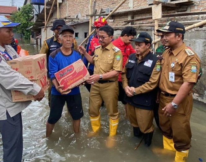 
					Dinas Sosial (Dinsos) Kota Tangerang bersama Walikota Tangerang dalam penyaluran bantuan warga terdampak Banjir (foto: istimewa)