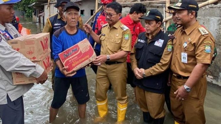 Dinas Sosial (Dinsos) Kota Tangerang bersama Walikota Tangerang dalam penyaluran bantuan warga terdampak Banjir (foto: istimewa)
