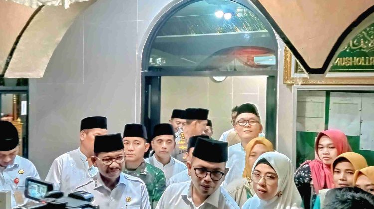 Gubernur Banten Andra Soni dalam Safari Ramadan 1446 H di Mushola Nurul Iman, Babakan Kota Tangerang (foto: AMG/tangerangpedia.com)