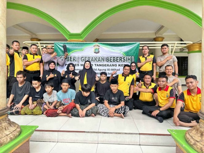 
					Gerakan Bersih Ramadhan 2025, Polres Metro Tangerang Kota Bersih-Bersih Masjid di Wilayah (foto: ist)