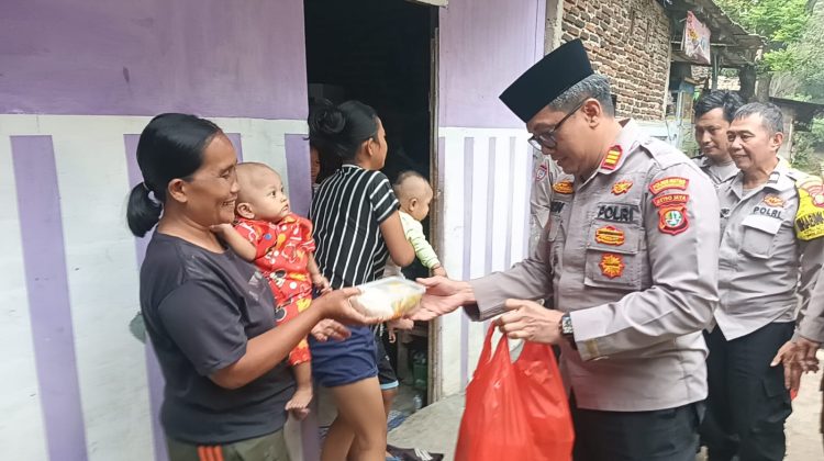 Polsek Neglasari berbagi takjil gratis kepada masyarakat (foto : Ist)