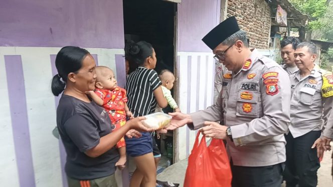 
					Polsek Neglasari berbagi takjil gratis kepada masyarakat (foto : Ist)