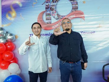 Kiri Komisaris Yusak Elsabas, kanan Direktur Lionel Express Misael Harris meresmikan kantor baru saat perayaan HUT ke 10 Lionel Express (foto: angger / tangerangpedia com)