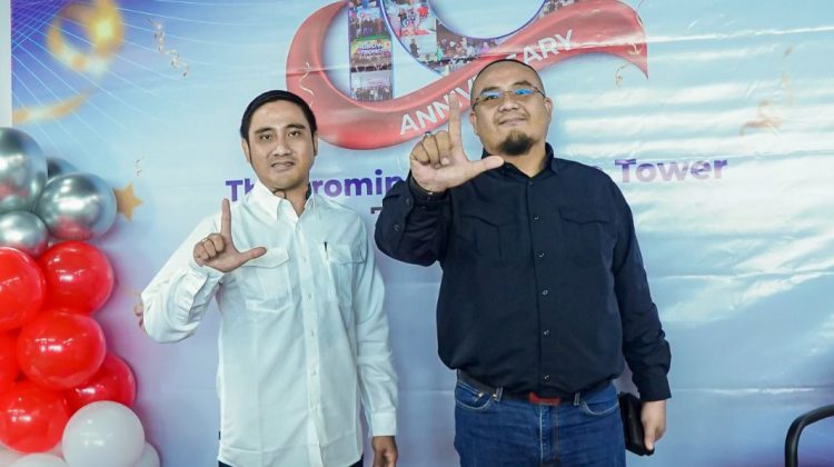 Kiri Komisaris Yusak Elsabas, kanan Direktur Lionel Express Misael Harris meresmikan kantor baru saat perayaan HUT ke 10 Lionel Express (foto: angger / tangerangpedia com)