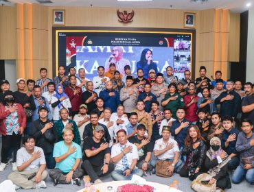 Polres Metro Tangerang Kota dan Wartawan Berbagi Takjil, Dukung Mudik Aman 2025