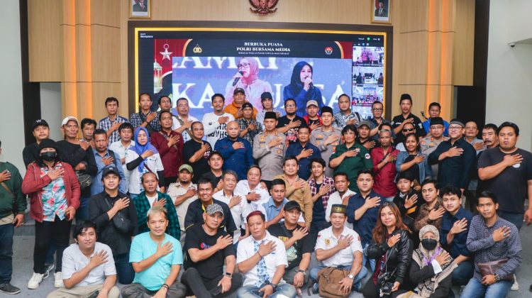 Polres Metro Tangerang Kota dan Wartawan Berbagi Takjil, Dukung Mudik Aman 2025
