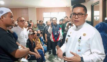 Wakil Wali Kota Tangerang, Maryono Hasan, meninjau langsung pelaksanaan program pemutihan pajak kendaraan di UPT Samsat Cikokol (foto : doni)