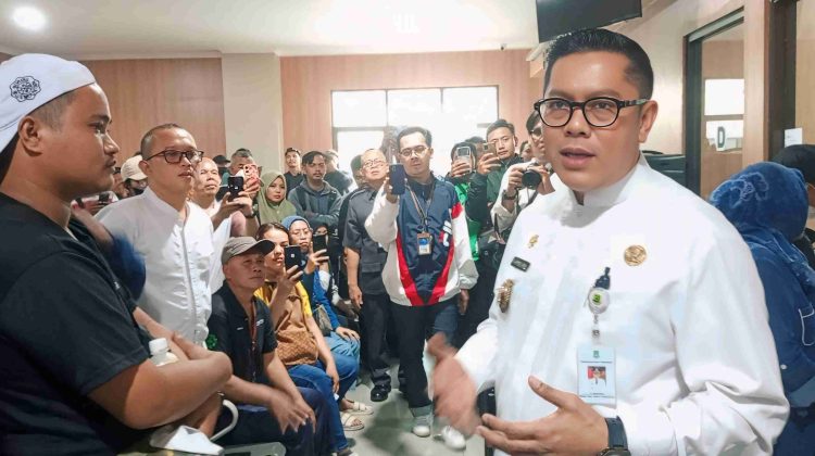 Wakil Wali Kota Tangerang, Maryono Hasan, meninjau langsung pelaksanaan program pemutihan pajak kendaraan di UPT Samsat Cikokol (foto : doni)
