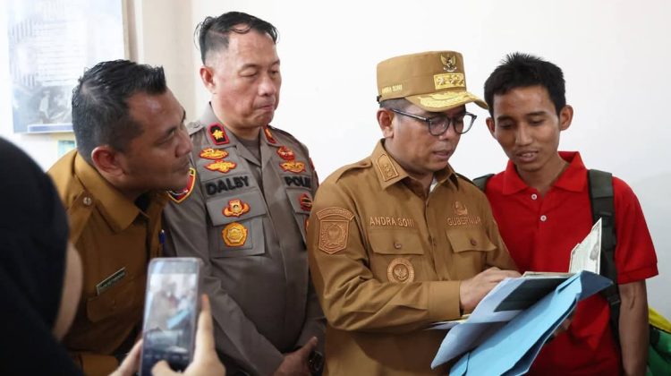 Sidak ke Samsat Ciledug, Andra Soni:” seluruh aparatur jangan coba-coba melakukan pungli”