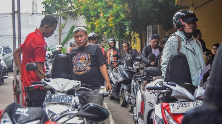 Hari Pertama Penghapusan Denda Pajak Kendaraan, 1000 Kendaraan Padati Samsat Cikokol