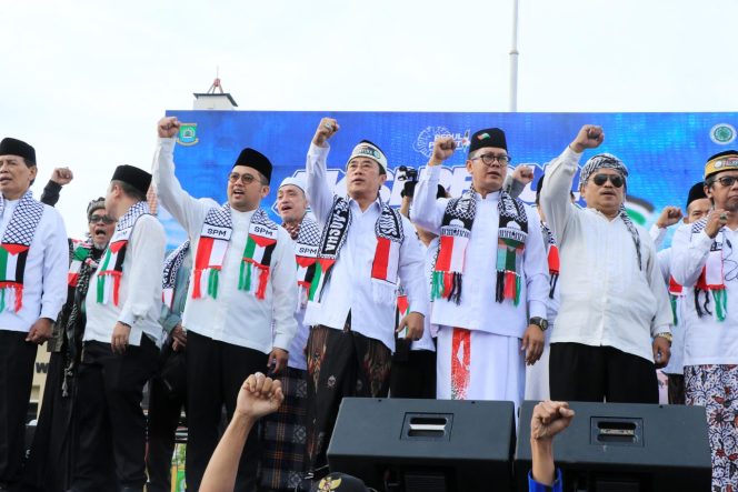 
Aksi Damai di Kota Tangerang Donasi Untuk Palestina